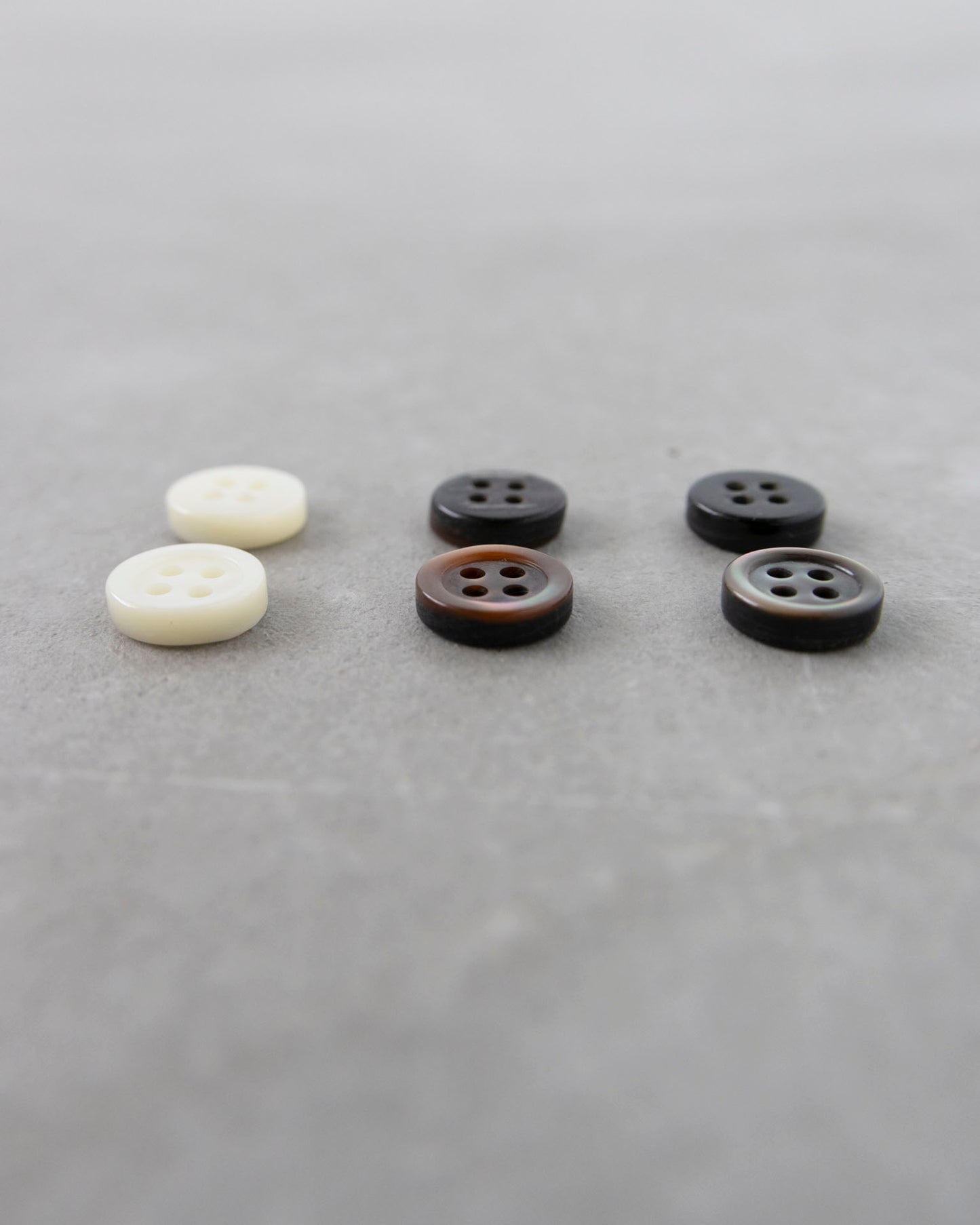 貝ボタン - 厚みのある4穴リム