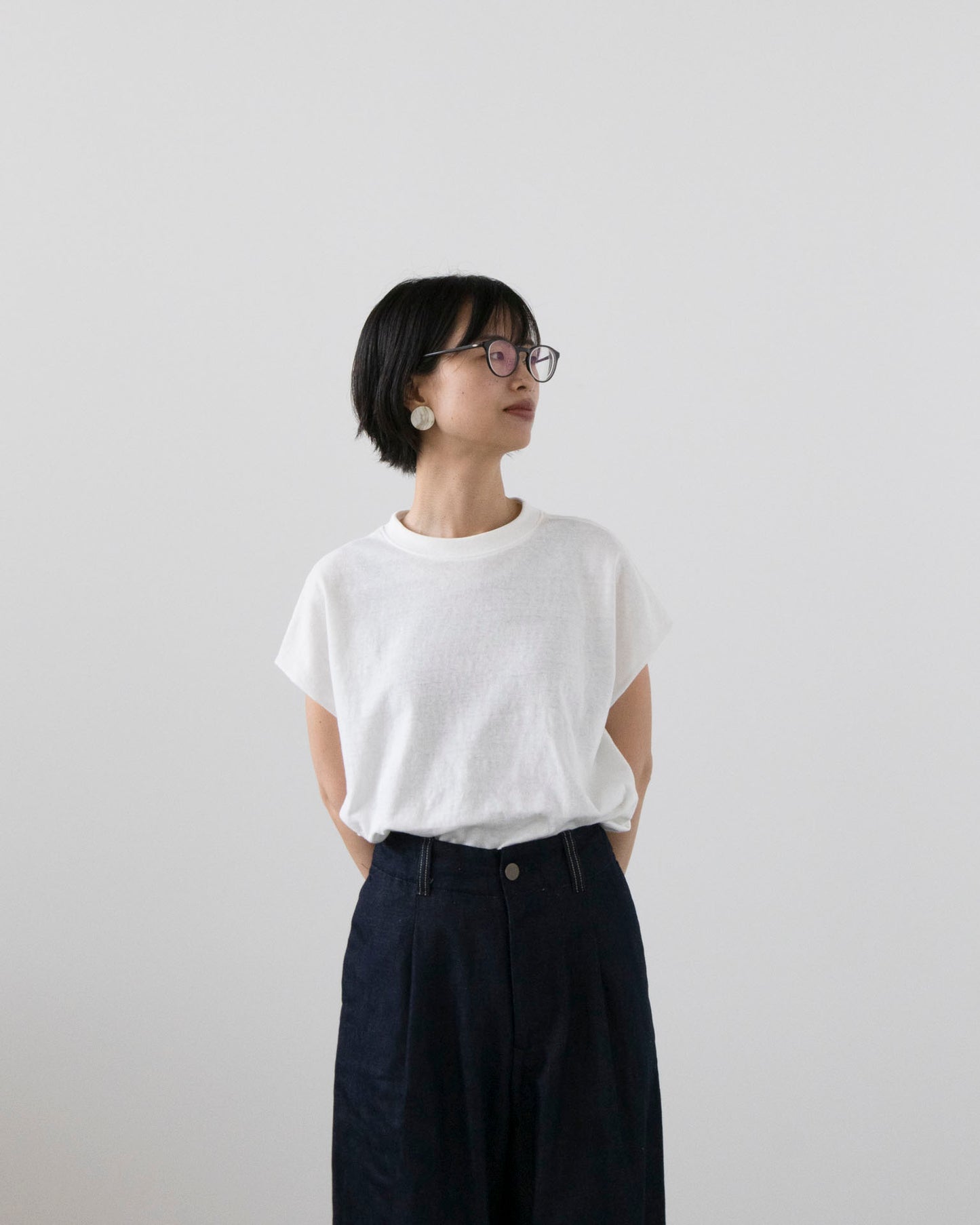 オフホワイト x 大人のTシャツ