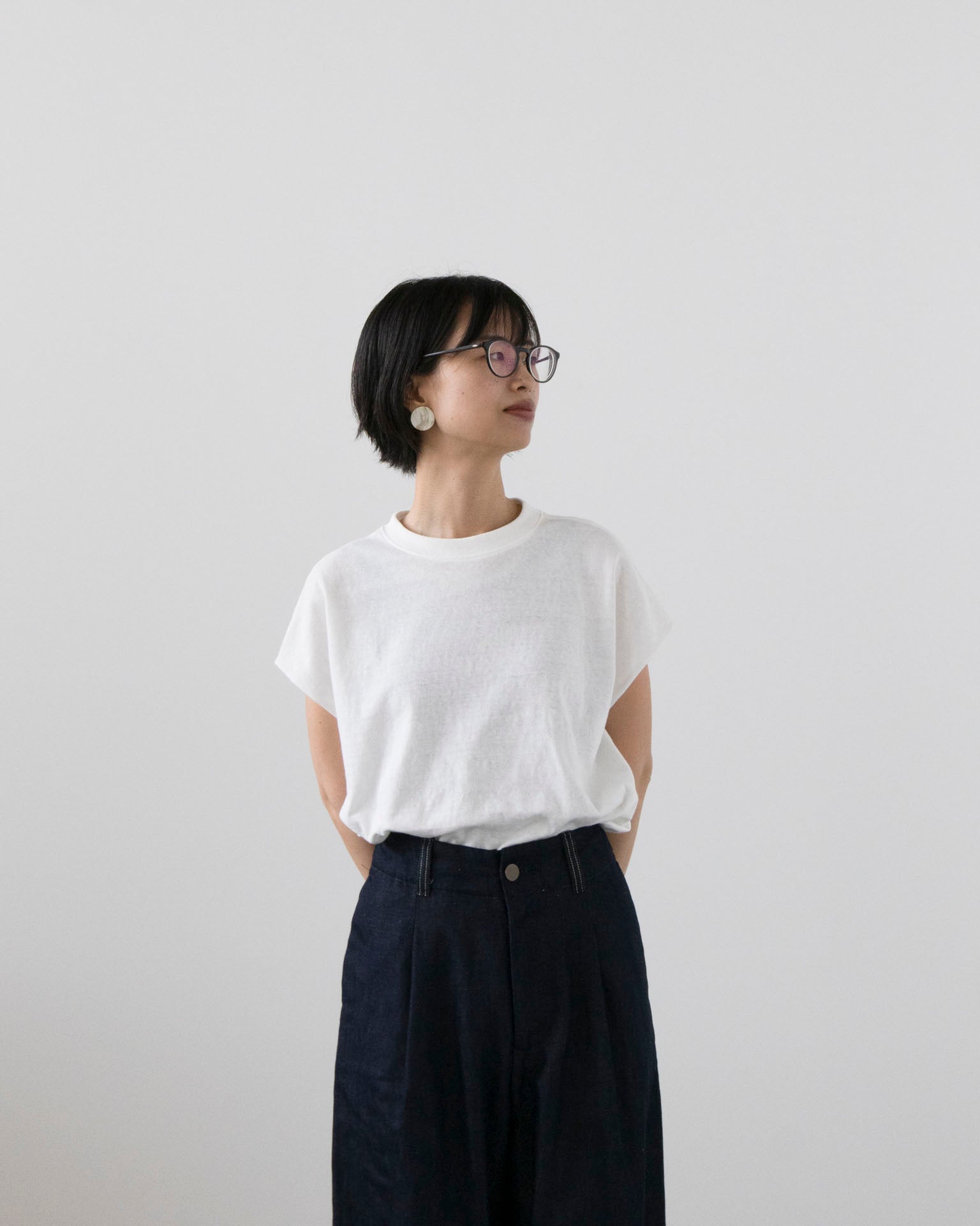 オフホワイト x 大人のTシャツ