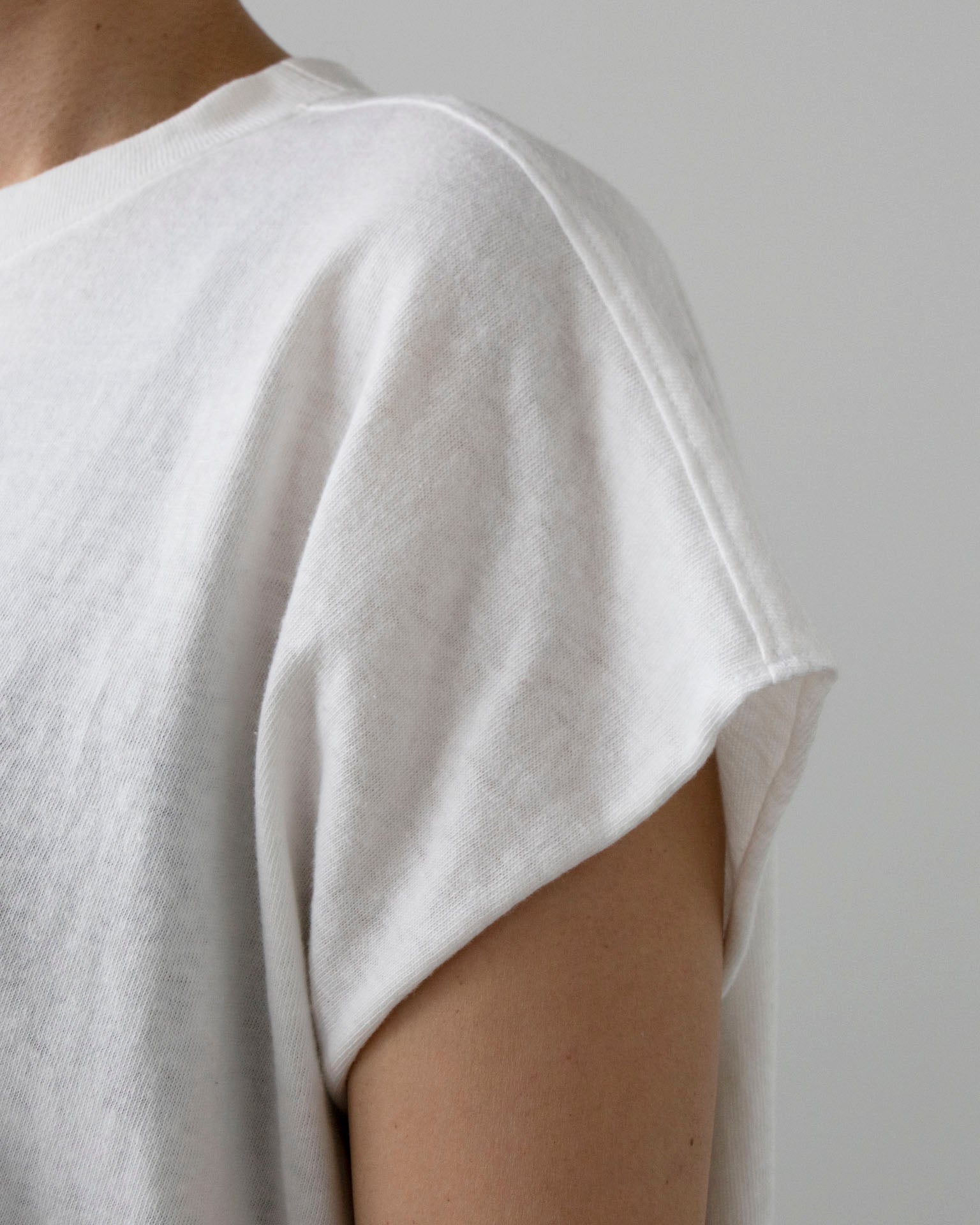 オフホワイト x 大人のTシャツ